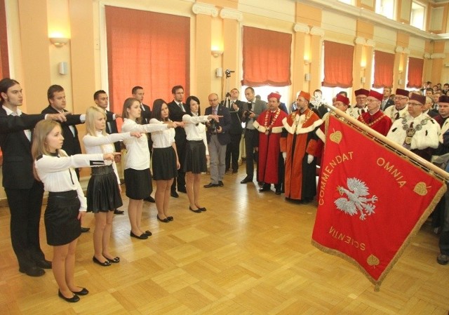 Studenci pierwszego roku złożyli uroczyste ślubowanie na sztandar uczelni.