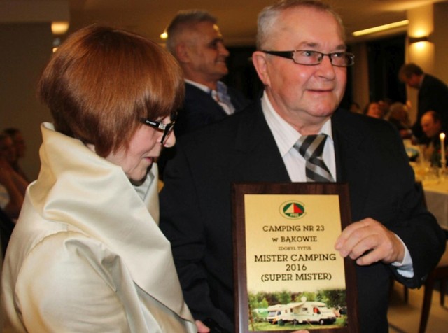 Wiesław Turczyński wraz z żoną Haliną odbiera tytuł Super Mister Camping.