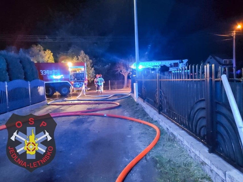 Strażacy gasili w piątek w nocy pożar domu w Jedlni Letnisko...