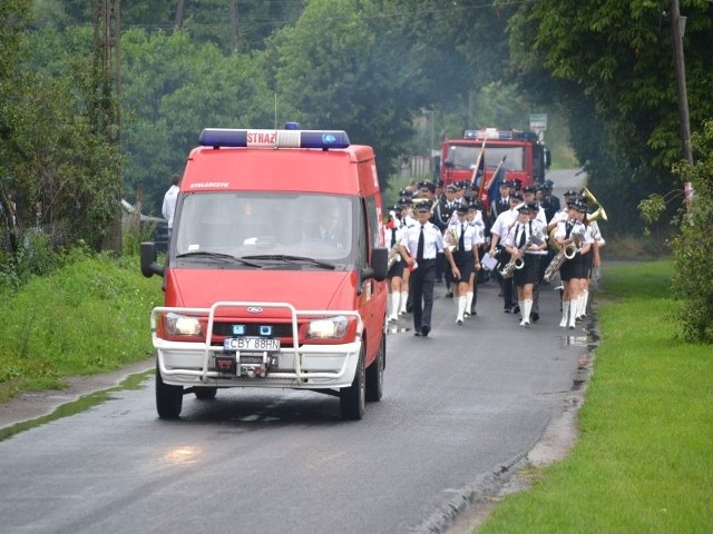 Przemarsz druhów i orkiestry dętej z Koronowa przez Gogolinek