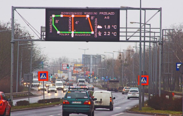 System ITS został wprowadzony w Poznaniu w zeszłym roku. Od tego czasu na niektórych drogach można zauważyć elektroniczne tablice informujące o utrudnieniach w ruchu, korkach czy zagrożeniach na drodze