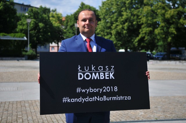 Łukasz Dombek będzie kandydatem na burmistrza Kostrzyna nad Odrą w wyborach samorządowych 2018. W walce o fotel włodarza miasta będzie rywalizował z dotychczasowym burmistrzem Andrzejem Kuntem.