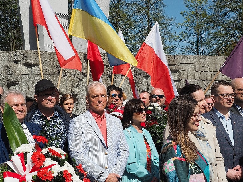 Sympatycy i członkowie Lewicy złożyli kwiaty przed Pomnikiem...