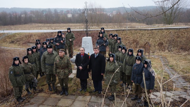 Przed mogiłą powstańczą, na skarpie przy drodze z Kurozwęk do Staszowa, znicze wspólnie ze strzelcami zapalili: starosta staszowski Michał Skotnicki i wójt gminy Szydłów Jan Klamczyński.