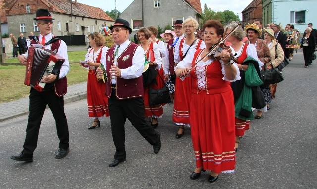 Dożynkowy korowód prowadził zespół folklorystyczny Obrzanie śpiewając ,,Plon niesiemy plon, w gospodarza dom''.