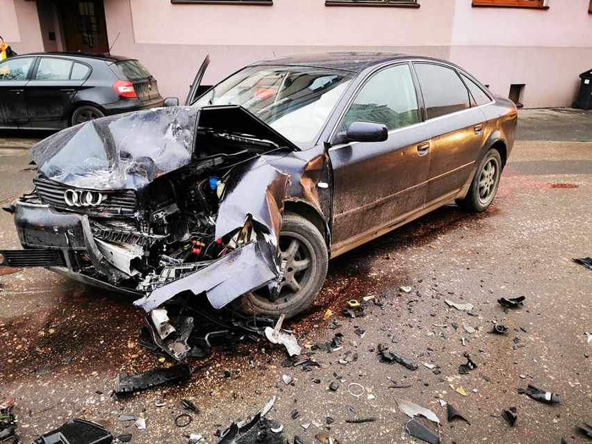 Czołowe zderzenie aut na ul. Świętej Trójcy w Bydgoszczy [zdjęcia]