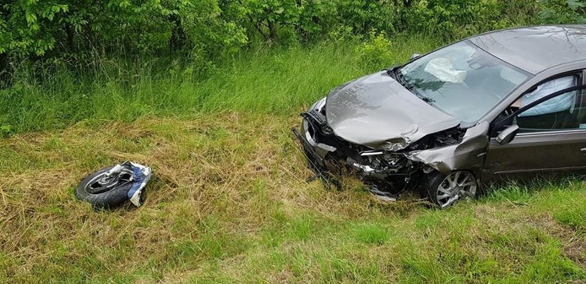 Groźny wypadek na krajówce. Po zderzeniu z samochodem od motocykla odpadło koło