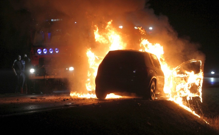 Policyjny pościg przez dwa województwa. W powiecie mieleckim samochód stanął w ogniu. Kierowca nie żyje (ZDJĘCIA, WIDEO)