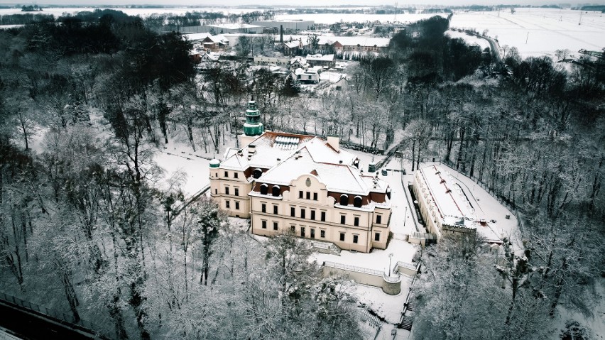 Kamieniec leży w gminie Zbrosławice, w powiecie...