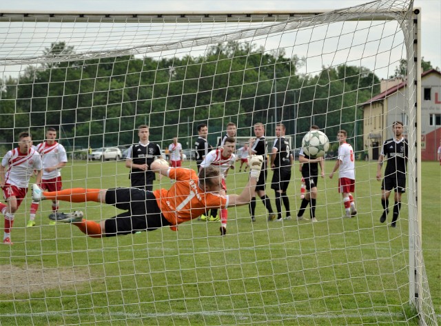 Soła Oświęcim pokonała Czarnych Połaniec 2:0. Na zdjęciu bramkarz Czarnych Jakub Borusiński kapituluje po uderzeniu z rzutu wolnego Daniela Ferugi.