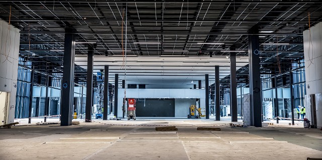 Terminal jest w końcowej fazie robót wykończeniowych. Trwa dostawa wyposażenia, montaż i konfiguracja systemów. Zakończenie robót planowane jest na koniec kwietnia bieżącego roku. Na zdjęciu:  stanowiska kontroli paszportowej.