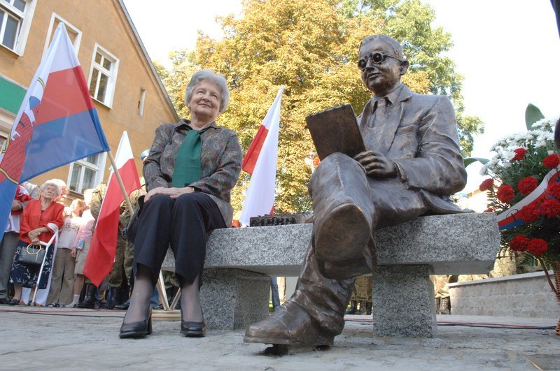 Pomnik Mariana Rejewskiego (na zdjęciu) stanął przy ul....