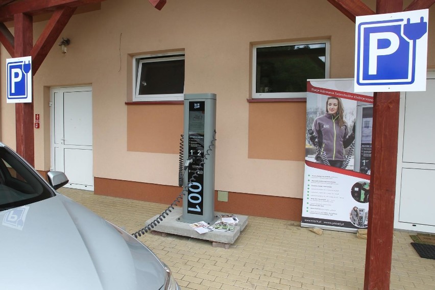 Pierwsza elektryczna stacja ładowania aut poza głównymi trasami powstała w Błażowej