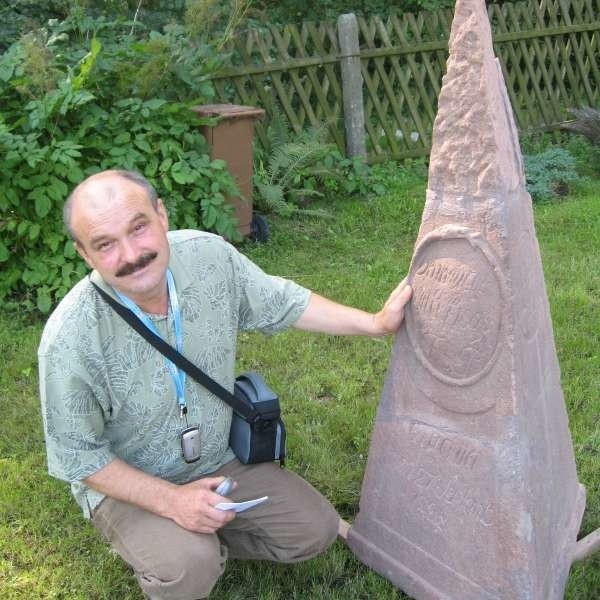 &#8211; Ten obelisk powstał na pamiątkę tragicznej śmierci syna dawnych właścicieli tutejszego majątku &#8211; mówi sołtys Tadeusz Chrobak.
