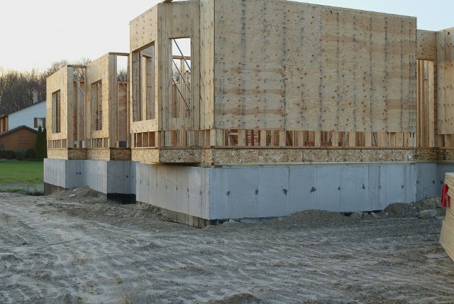 Budowa domu szkieletowegoPodczas budowy domu szkieletowego w systemie kanadyjskim bardzo ważne jest odpowiednie zakotwienie budynku do fundamentu.