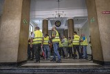 Rolnicy wtargnęli do biura wojewody śląskiego. Protestujący domagają się szczytu rolników na Śląsku