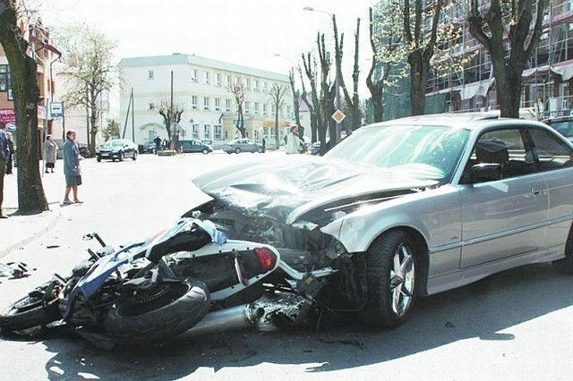 Motocyklista ma małe szanse na przeżycie po zderzeniu z samochodem