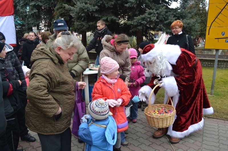 Po rynku chodził św. Mikołaj i rozdawał cukierki, również...