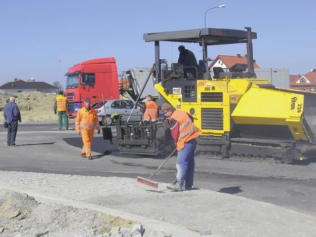 Od kilku dni robotników można zobaczyć przy budowie ronda przy ul. Keplera na os. Kopernik. Razem ze zjazdem ma być gotowe do końca miesiąca.