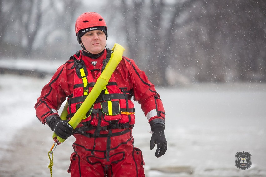 Załamał się lód. Człowiek wpadł do wody. Ćwiczenia strażaków ochotników (ZDJĘCIA)