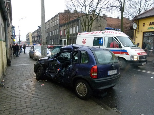 Śmierć kierowcy w centrum Pabianic! Wypadek na skrzyżowaniu ul. św. Rocha i św. Jana (zdjęcia)