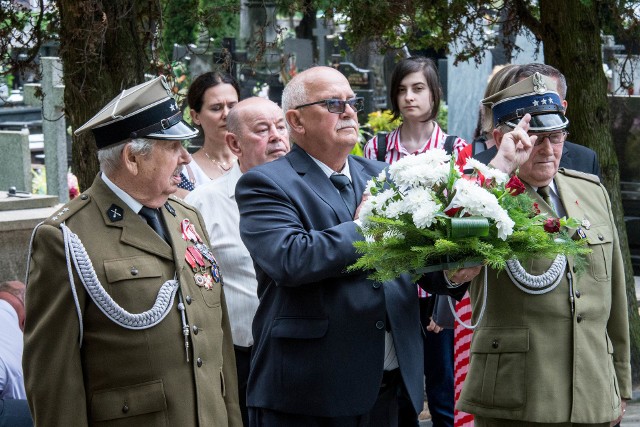 Mieszkańcy Rawy Mazowieckiej oraz przedstawiciele kombatantów, samorządów i różnych grup społecznych uczcili 75. rocznicę wybuchu Powstania Warszawskiego. Uroczystości rozpoczęły się na cmentarzu miejskim o godz. 17. Rawianie złożyli kwiaty i zapalili znicze pod pomnikiem żołnierzy Armii Krajowej.