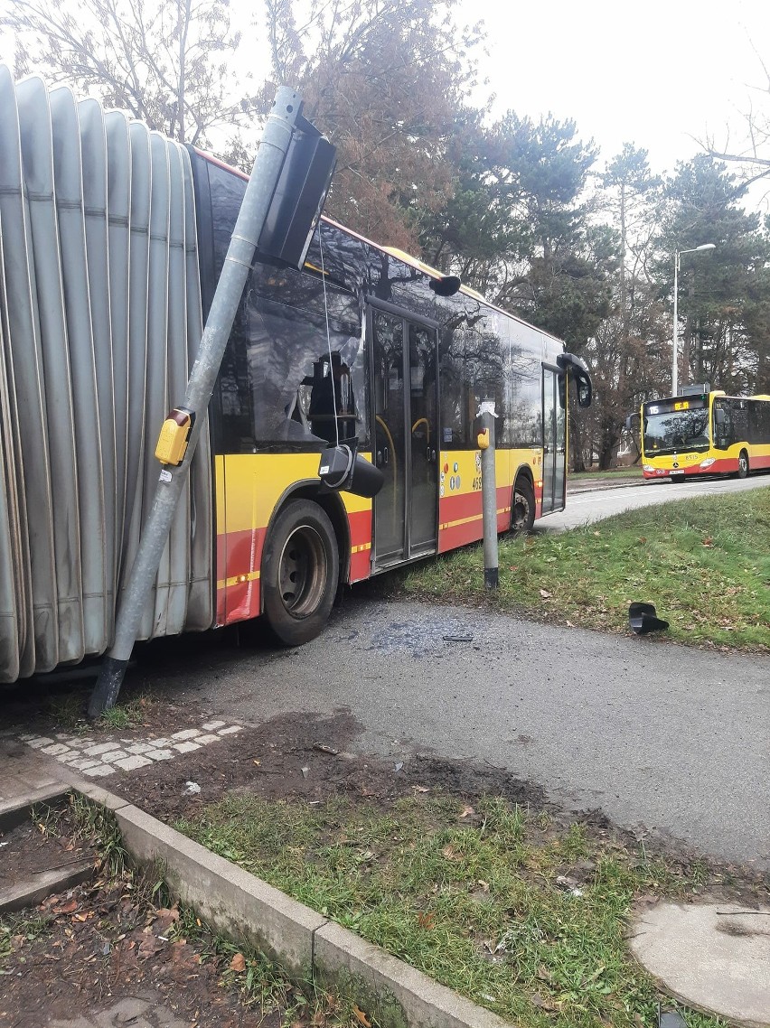 Autobus linii 145 uderzył w sygnalizację świetlną i dwa...
