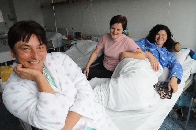 W wyremontowanych salach od razu lepiej się choruje! Uśmiechnięte pacjentki neurochirurgii i neurotraumatologii Barbara Wientzek (od lewej), Marzanna Stanek (obie z Kostrzyna) i gorzowianka Ewa Panasiuk