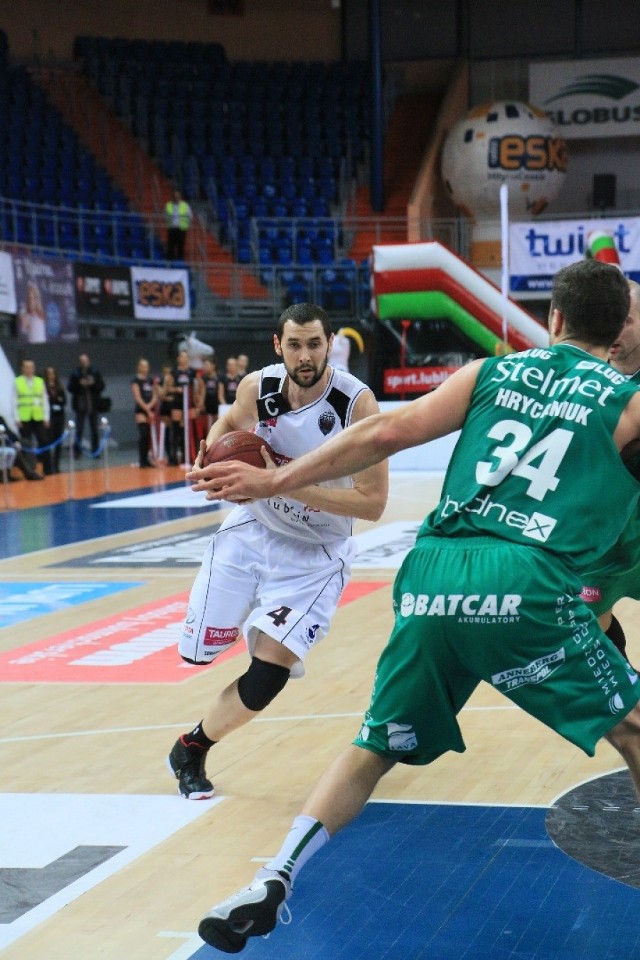 Marcin Salamonik, mimo urazu, stara się pomóc Startowi na parkiecie.