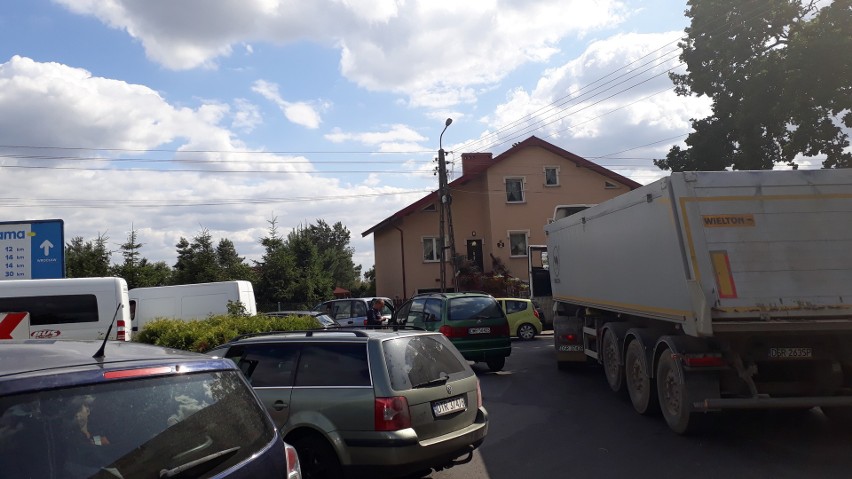 Kierowcy utknęli w potężnych korkach na północy Wrocławia [ZDJĘCIA]