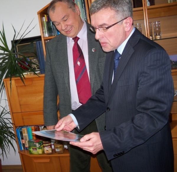 Wiceminister zdrowia Marek Haber (z prawej) ogląda projekt nyskiego lądowiska, przedstawiony mu przez dyrektora Norberta Krajczego.