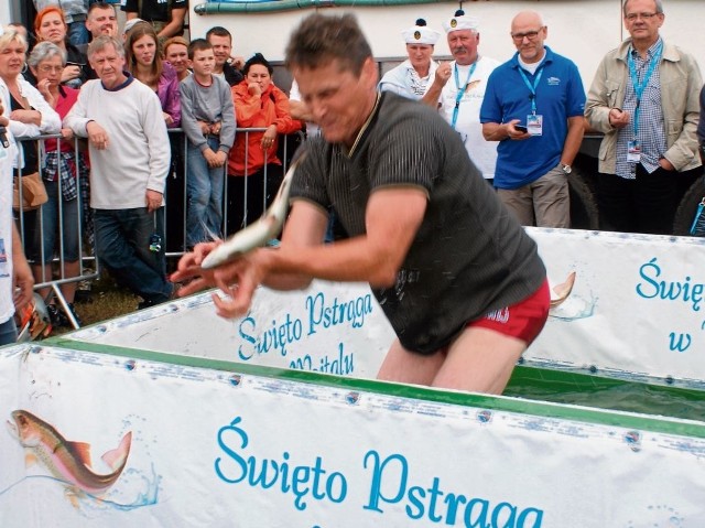 Na święcie pstrąga tradycyjną już konkurencją jest łapanie żywego pstrąga gołymi rękoma. Śmiałków nie brakuje