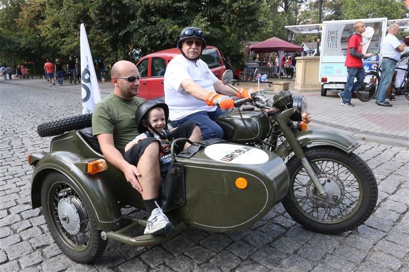 Na scenie i w domkach ustawionych na placu Wolności...