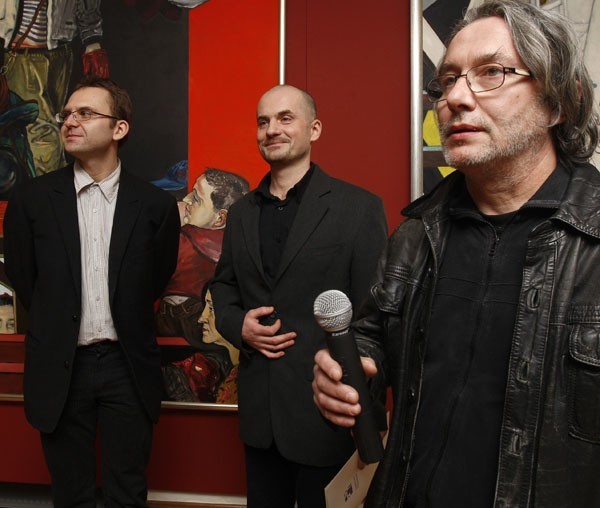 Twórcy wystawionych obrazów od lewej Grzegorz Wnęk, Rafał Pacześniak, oraz Grzegorz Bednarski opowiadali o swoich pracach licznie przybyłej publiczności.