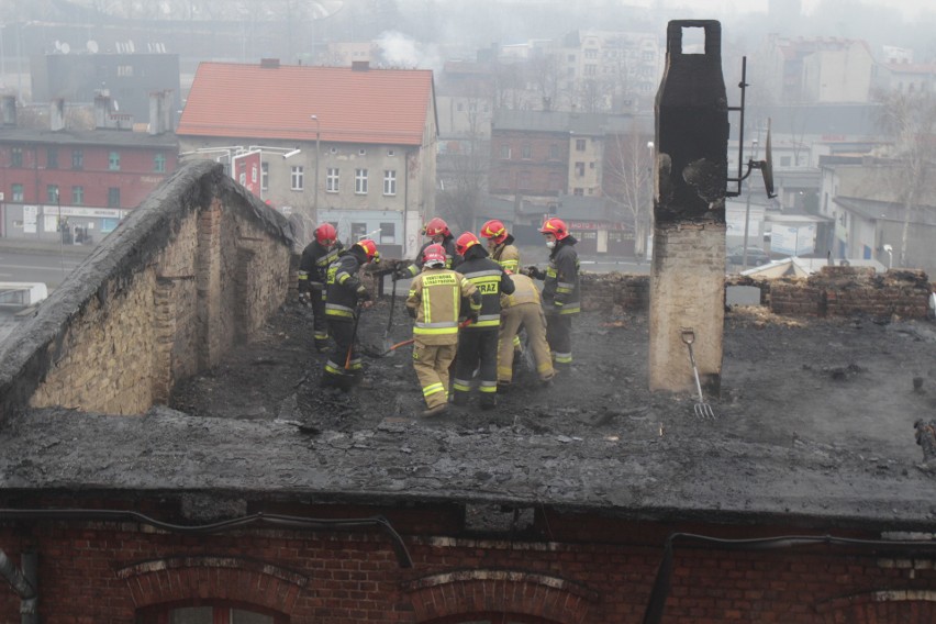 Pożar w Rudzie Sląkiej objął dach i poddasze kamienicy....