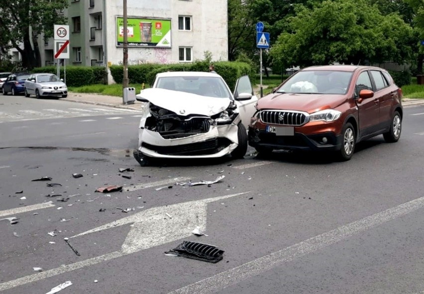 W toyocie jechały dwie osoby. Mężczyzna-kierowca i...