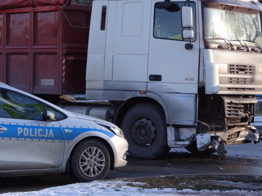 W Starachowicach zderzyły się dwa auta. Droga była zablokowana [ZDJĘCIA]