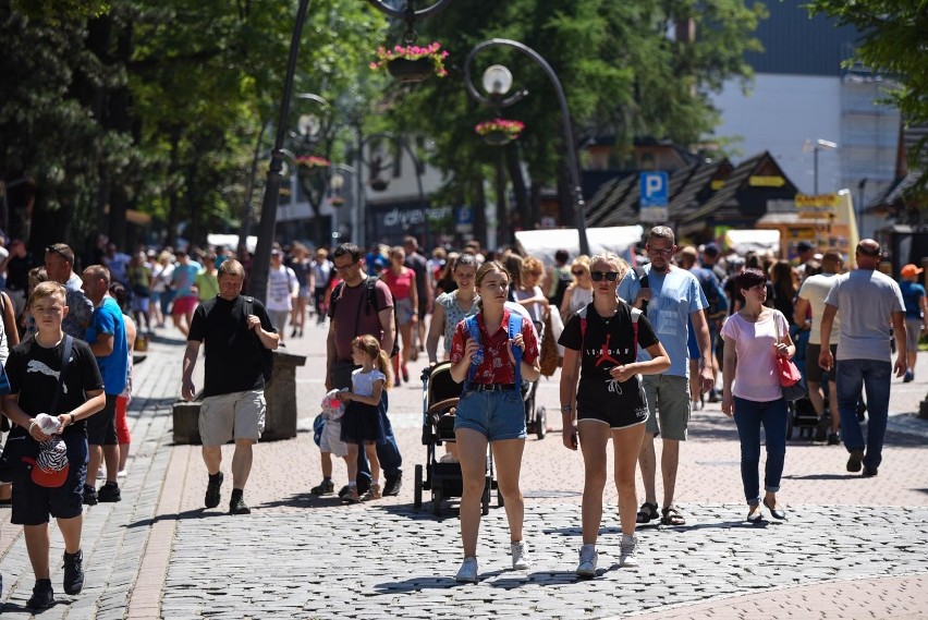 Tłumy osób spacerujących po Krupówkach - 5 lipiec 2018