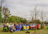 7 nowych platanów w centrum Lublińca. Posadzili je mieszkańcy i samorządowcy z okazji 15. rocznicy wejścia Polski do Unii Europejskiej FOTO