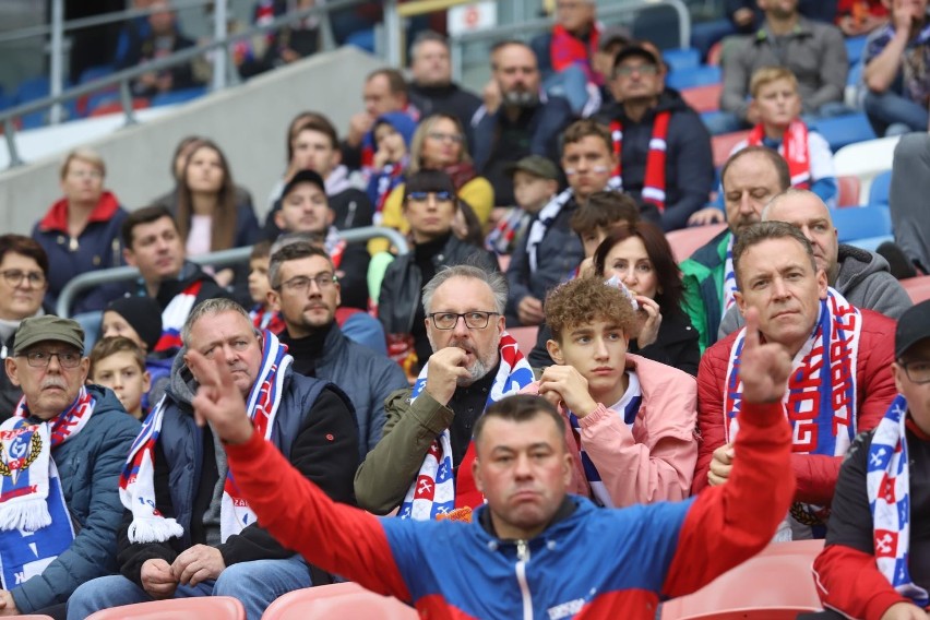 Zobacz kolejne zdjęcia. Przesuwaj zdjęcia w prawo - naciśnij...