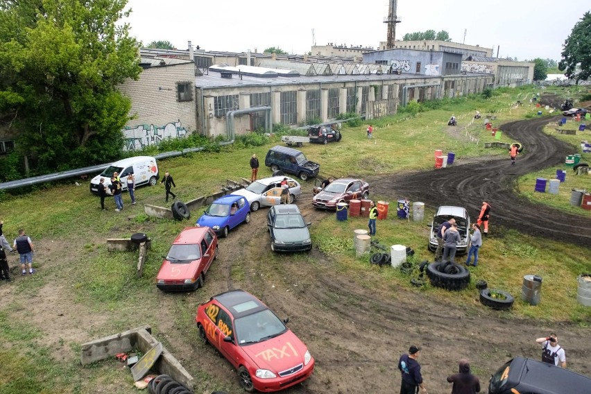 Niedzielny "Wrak Race" na torze Uniwerstalu w Białymstoku,...