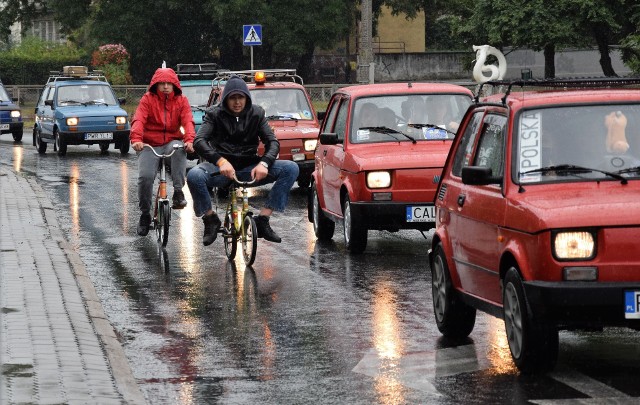 W Inowrocławiu odbył się V Zlot Fiata 126p i Klasyków. Mimo padającego deszczu, na Plac Imprez przy ul. Wierzbińskiego zjechało ok. 300 aut pamiętających czasy PRL. Najliczniej prezentowane były oczywiście popularne Fiaty 126p. Nie brakowało Fiatów 125p, Polonezów, Syren, Wartburgów i Trabantów. Były Nysy, Żuki i motocykle - popularne WSK, Komary, Jawy i inne. Przyjechały też, mające odpowiedni rocznik,auta produkowane w fabrykach na Zachodzie - Mercedesy, Ople, Volkswageny czy Audi. Wszystkie te pojazdy można było obejrzeć z bliska i podczas parady na ulicach Inowrocławia. Imprezę zorganizowali Weterani Szos 126p Inowrocław przy wsparciu miasta i Ośrodka Sportu i Rekreacji. V Zlot Fiata 126p i Klasyków. Inowrocław 2019