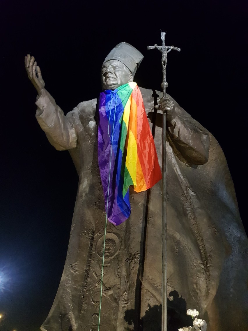 Tęczowa flaga na pomniku papieża Jana Pawła II w Dębicy