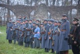 Historyczna rekonstrukcja bitwy w Miedzianej Górze. Strzelcy Piłsudskiego walczyli z wojskami rosyjskimi. Były wybuchy, dym i grochówka FOTO