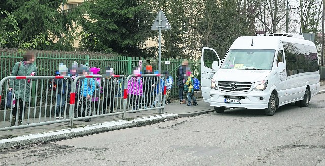 Pierwszoklasiści z podstawówki przy ul. Judyma 10 są dowożeni na lekcje do budynku przy ulicy Cechowej 57