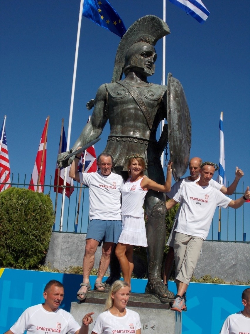 Pomnik Leonidasa i polscy sparathlończycy. Jedyną kobietą w...