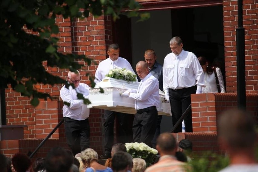 Pogrzeb Kristiny. Łzy i białe kwiaty na pogrzebie zamordowanej 10-latki