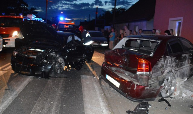 W momencie uderzenia bmw w zaparkowany samochód w pobliżu przechodziły kobiety z dziećmi.