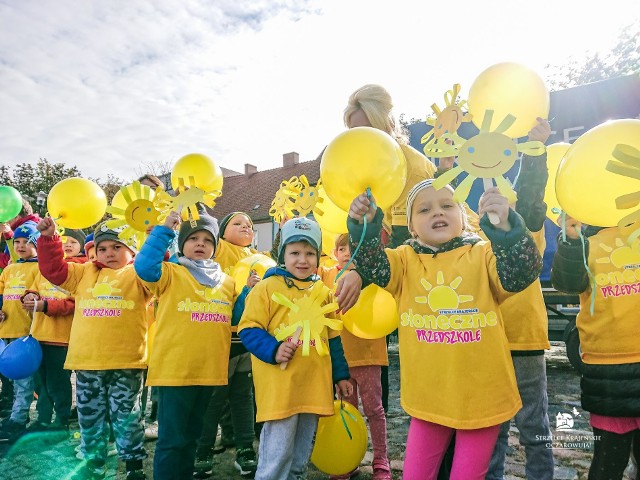 Maluchy ze Strzelec świętowały Światowy Dzień Przedszkolaka na miejskim Rynku