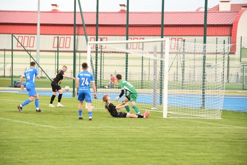 Wielkie emocje w końcówce i remis GKS Zio-Max Nowiny z Alitem Ożarów w meczu Hummel 4 ligi. Goście kończyli spotkanie w dziesiątkę 